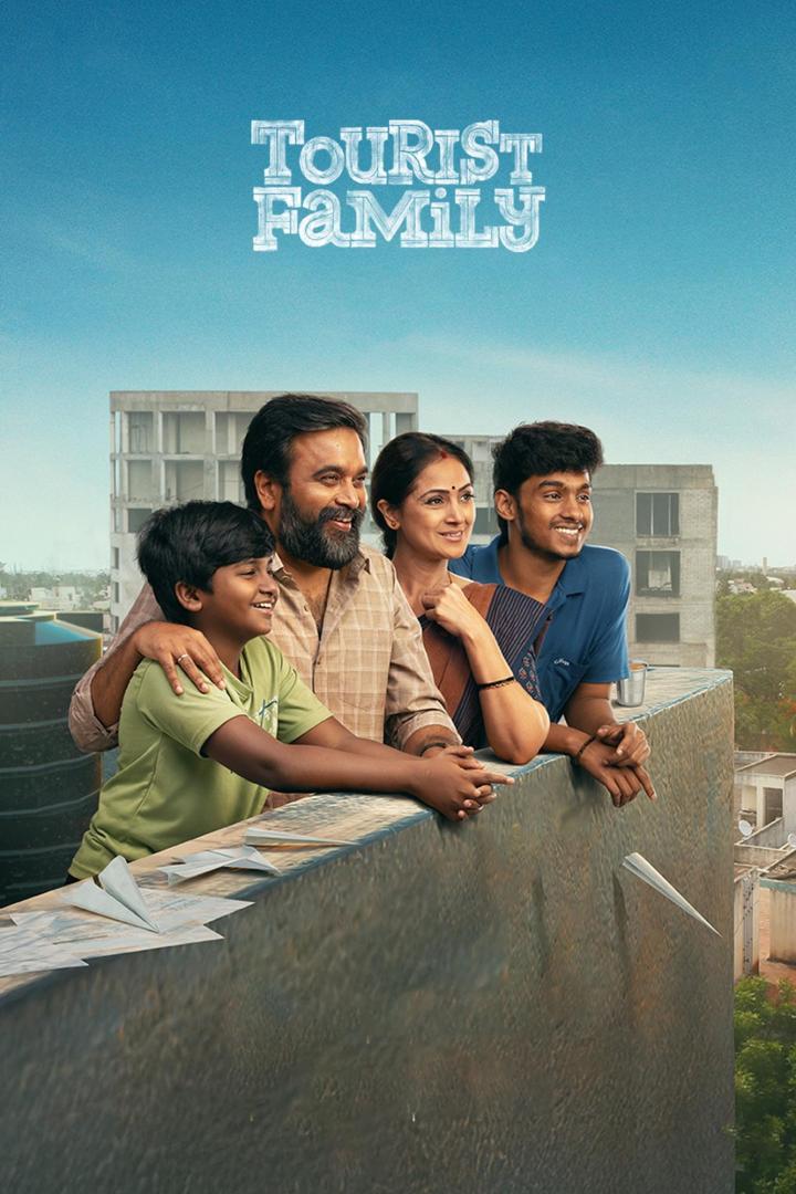 Eine lächelnde Familie steht auf einem Dach und blickt in die Ferne; Filmposter „Tourist Family“.