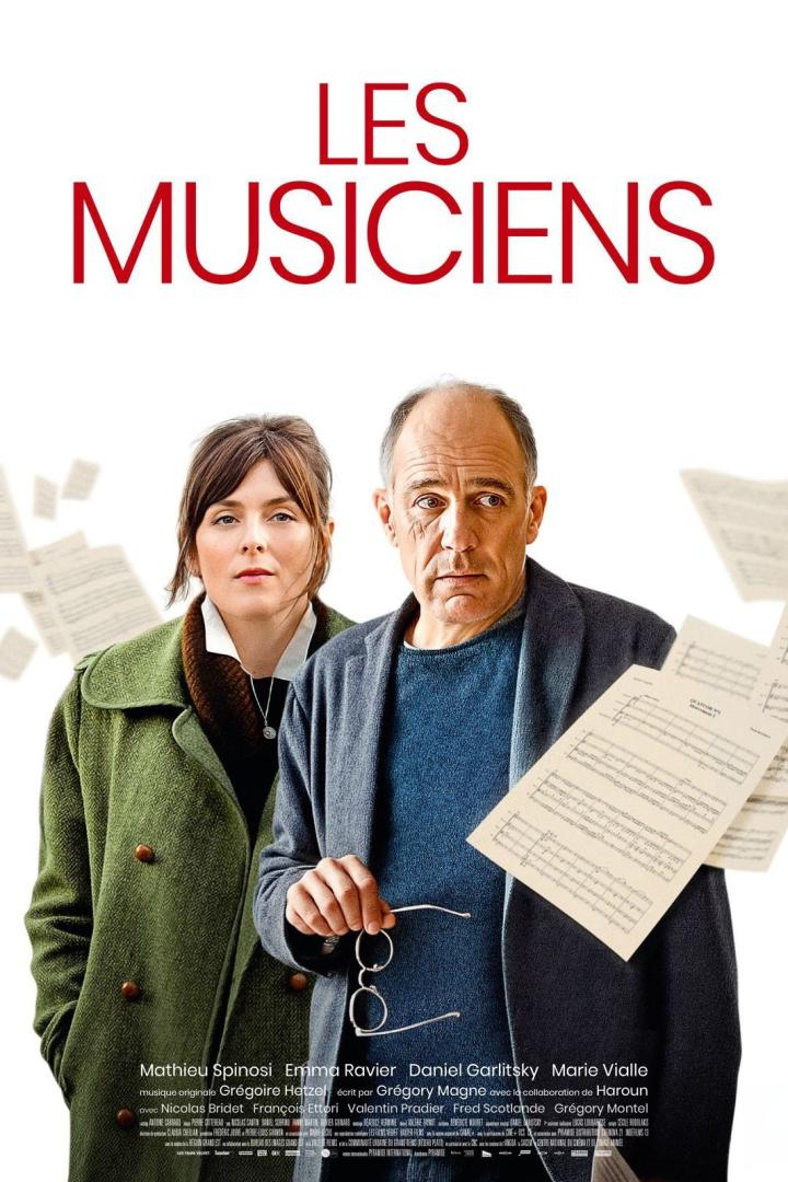 Das Filmplakat für „Les Musiciens“ zeigt zwei Hauptdarsteller und Notenblätter.