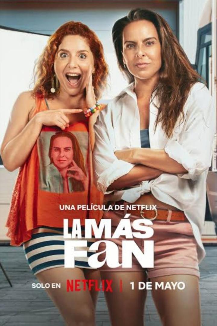 Zwei Frauen posieren für ein Werbeplakat des Films „La Más Fan“ auf Netflix.