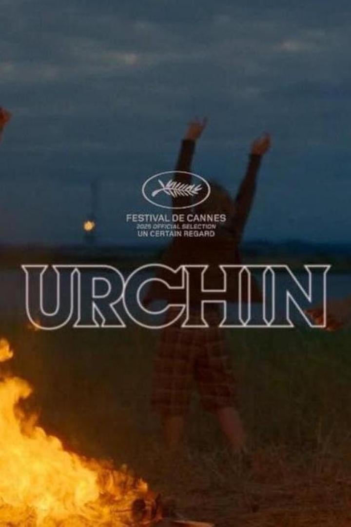 Das Filmplakat für „Urchin“ zeigt Personen an einem Lagerfeuer bei Dämmerung.