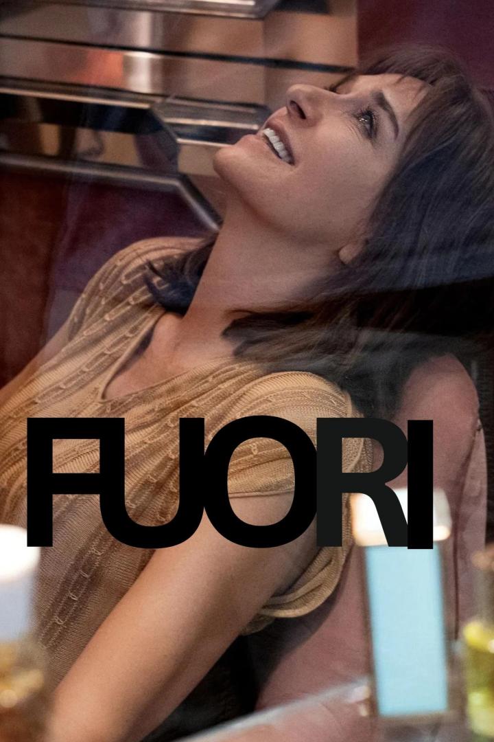 Eine Frau blickt lächelnd nach oben, im Vordergrund der Schriftzug „FUORI“.