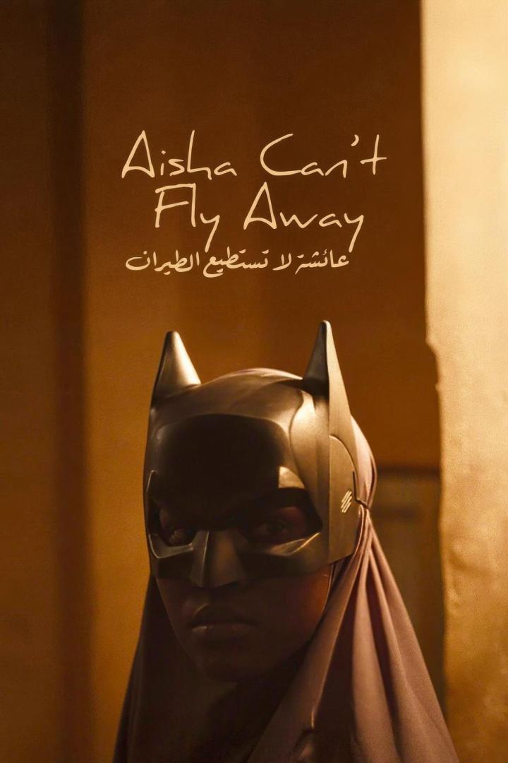 Eine Frau mit Hijab trägt eine Batman-Maske; Filmtitel „Aisha Can't Fly Away“ im Hintergrund.
