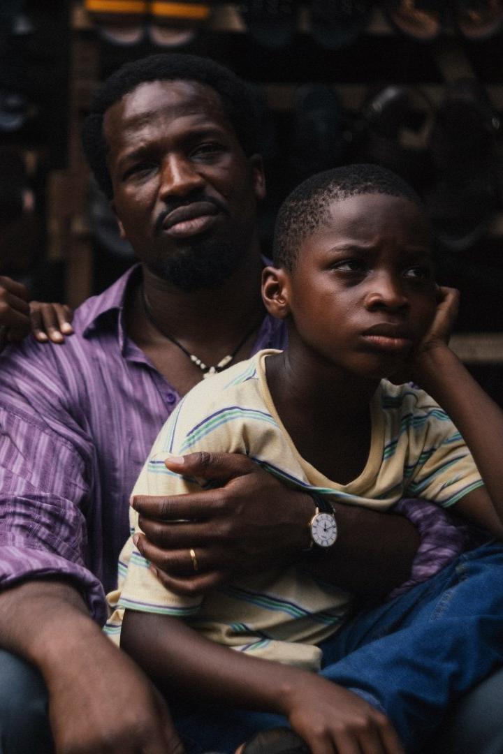 Ein Mann umarmt einen Jungen, der eine Armbanduhr trägt.