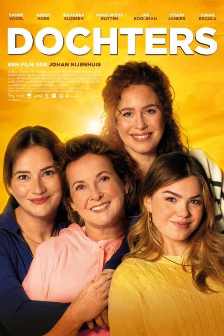 Das Filmplakat für „Dochters“ zeigt vier lächelnde Frauen vor einem gelben Himmel.