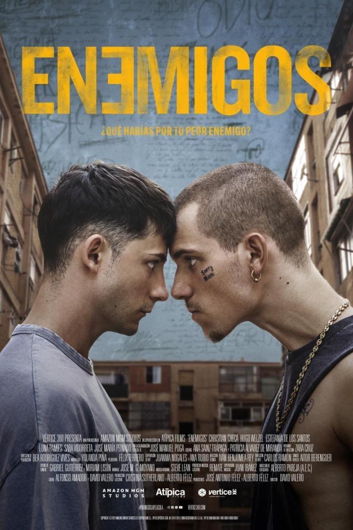 Das Filmplakat für „Enemigos“ zeigt zwei junge Männer, Stirn an Stirn.