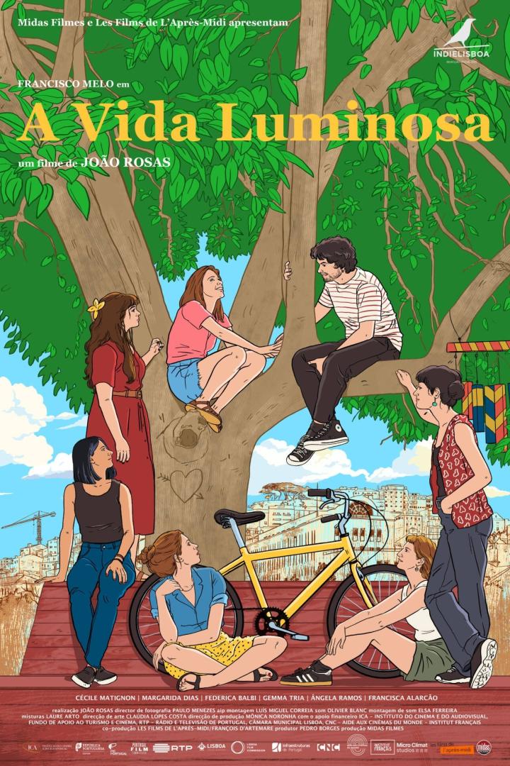 Das Filmplakat für „A Vida Luminosa“ zeigt eine Gruppe junger Menschen vor einer Stadtkulisse.