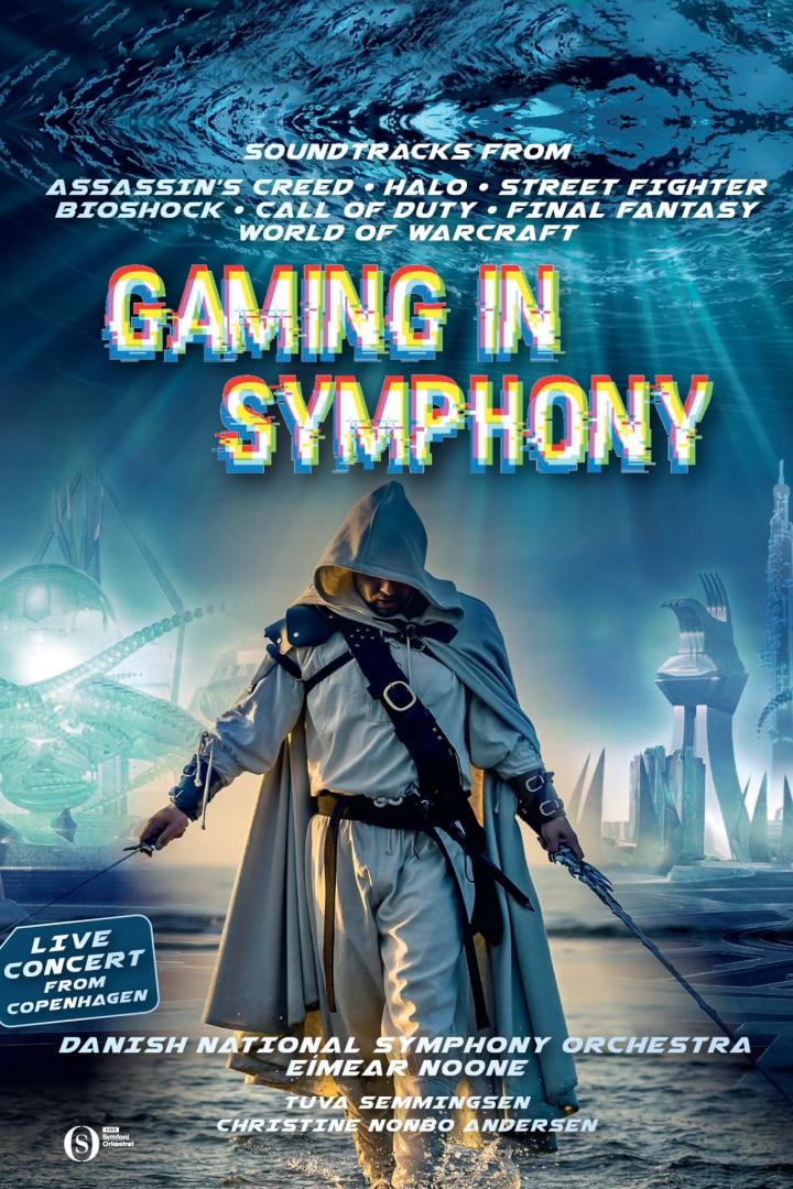 Ein Mann im Assassinen-Kostüm steht vor einer futuristischen Stadt für „Gaming in Symphony“.