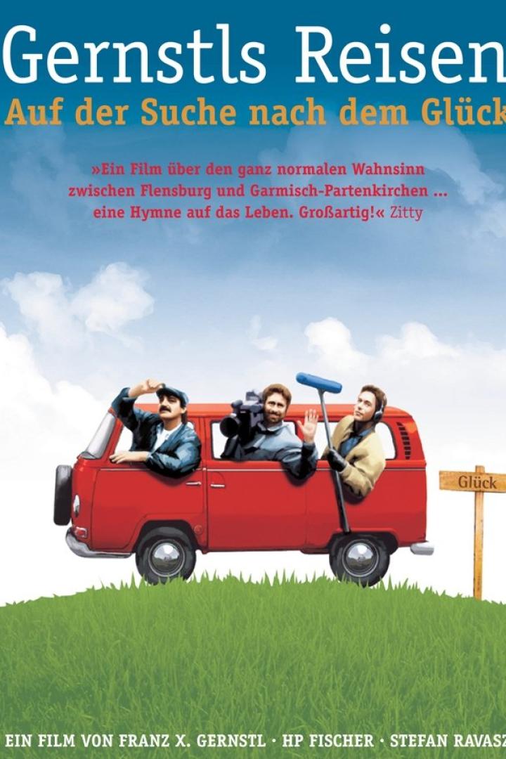 Das Filmplakat zu „Gernstls Reisen – Auf der Suche nach dem Glück“ zeigt drei Männer in einem roten VW-Bus.