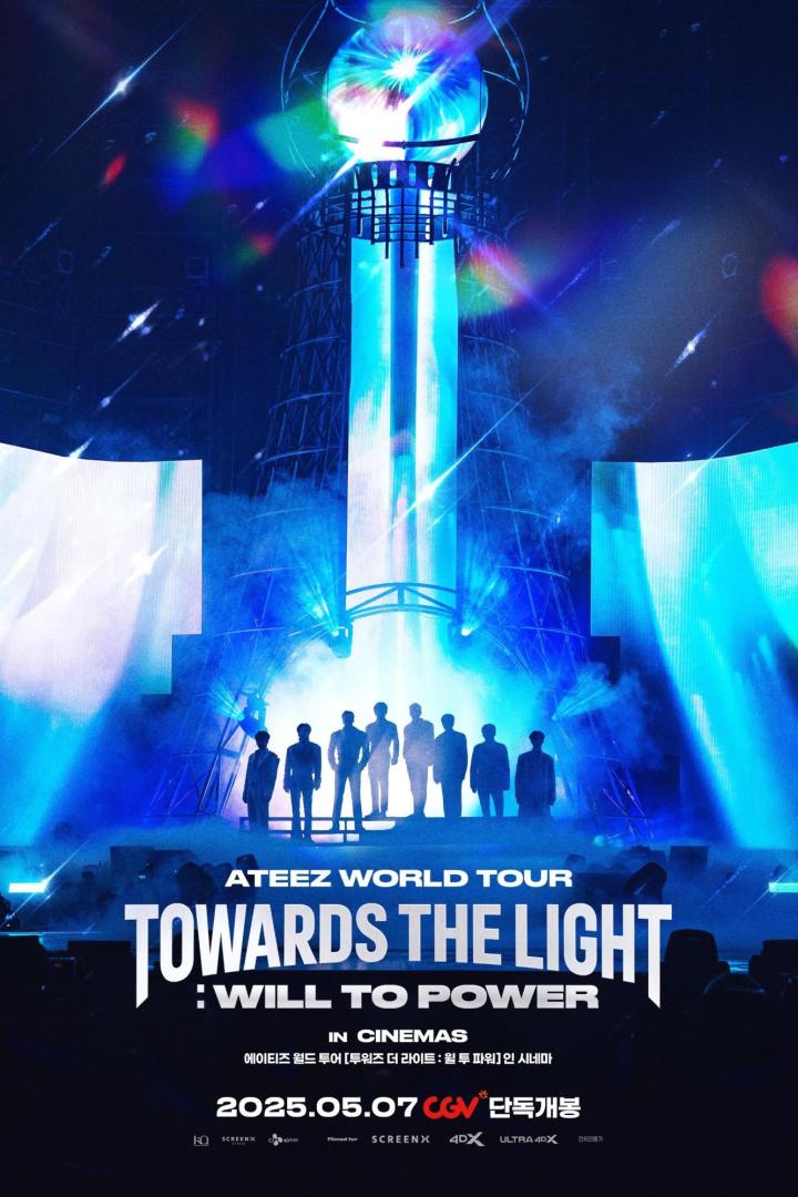 Das Filmplakat für die „Ateez World Tour: Towards the Light: Will to Power“ zeigt die Band auf einer Bühne.