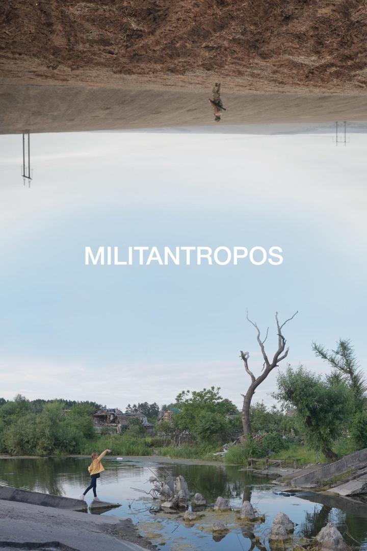 Ein surrealistisches Bild mit einer Person am Ufer eines Sees und einem gespiegelten Soldaten darüber.