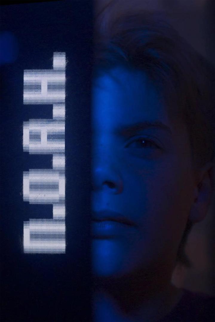 Ein Gesicht ist zur Hälfte von einem Schild mit dem Wort „TOTAL“ bedeckt.