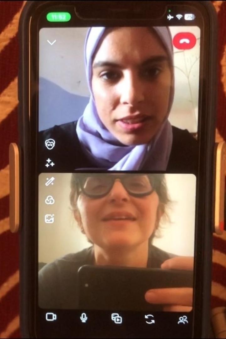Zwei Frauen führen ein Videotelefonat auf einem Smartphone.