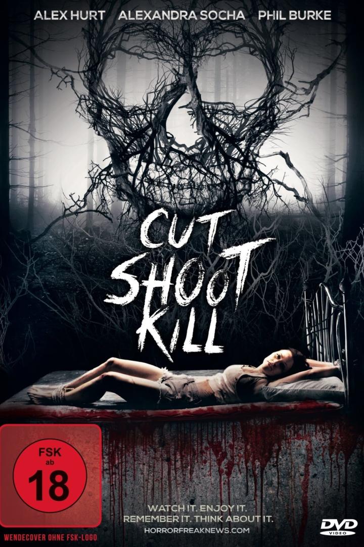 Das Filmplakat für „Cut Shoot Kill“ zeigt eine Frau auf einem blutbefleckten Bett unter einem Totenkopf aus Ästen.