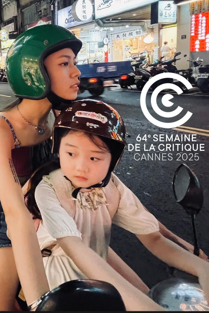 Ein Mädchen und eine junge Frau mit Helmen sitzen auf einem Roller in einer belebten Straße.