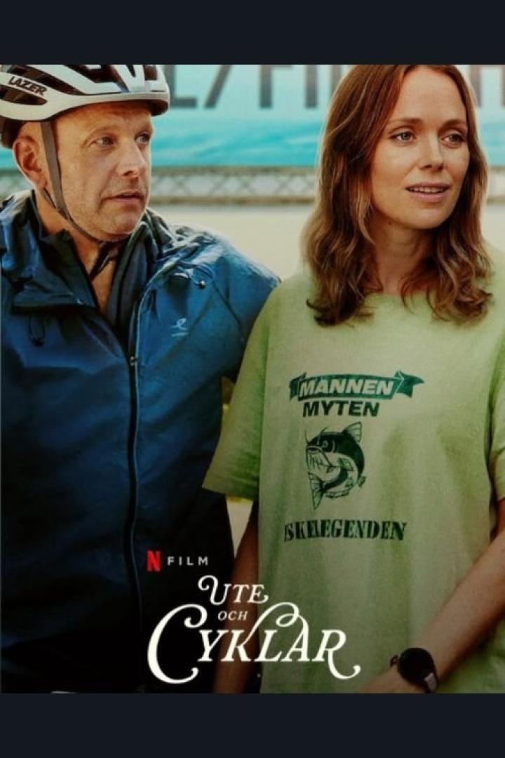 Ein Mann mit Fahrradhelm und eine Frau auf dem Filmplakat zu „Ute och Cyklar“.
