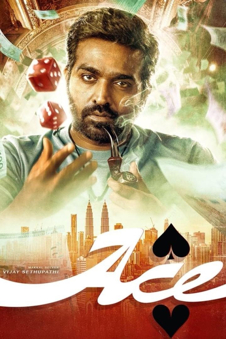 Ein Mann mit Pfeife vor einer Skyline und Spielkarten auf dem Filmplakat von „Ace“.