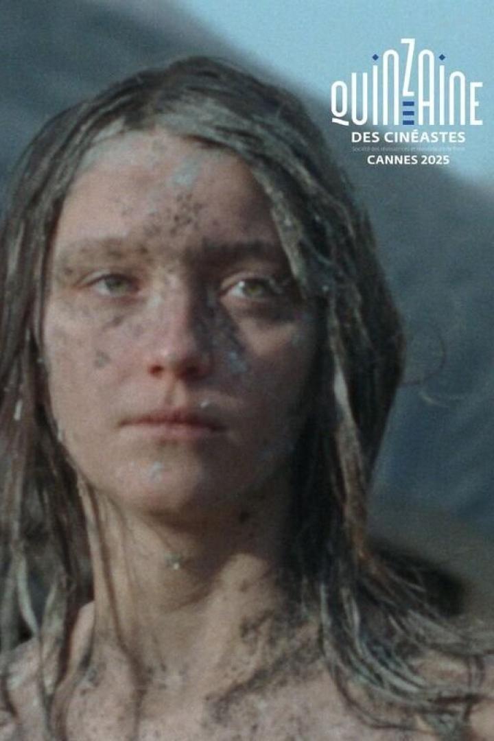 Das Gesicht einer jungen Frau ist mit Schmutz bedeckt.