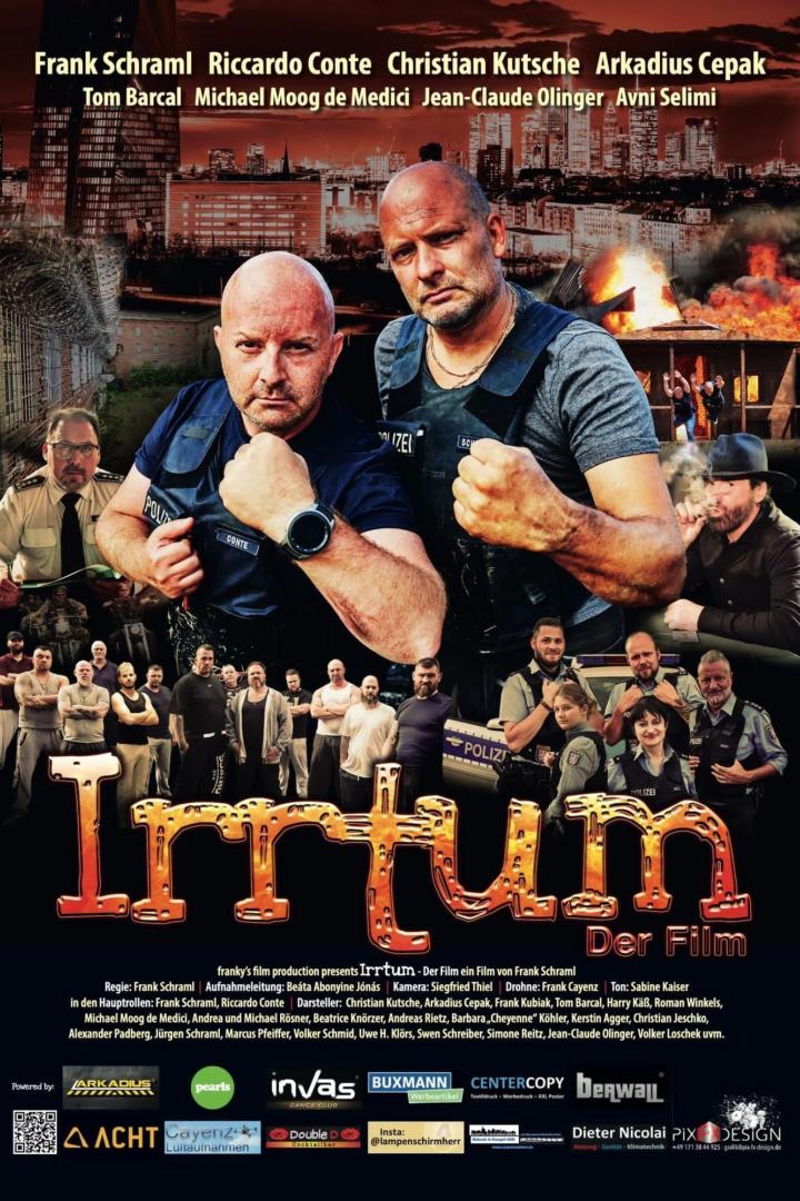 Das Filmplakat für „Irrtum“ zeigt zwei Polizisten vor einer brennenden Stadt.