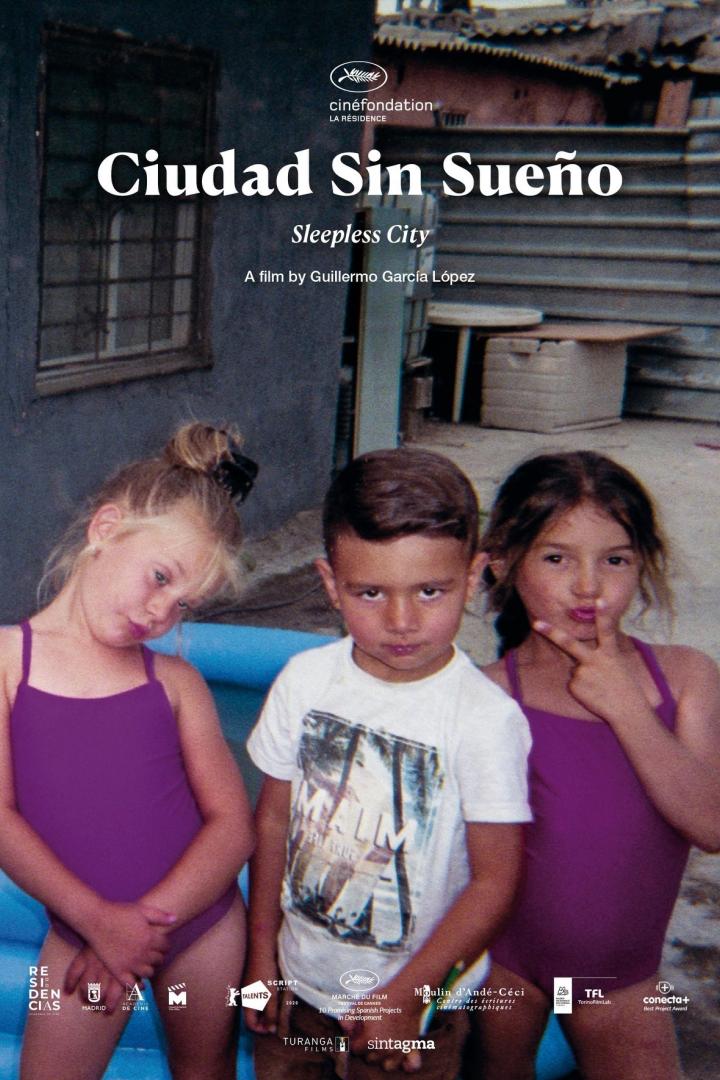 Das Filmplakat für „Ciudad Sin Sueño“ zeigt drei Kinder vor einem Pool.