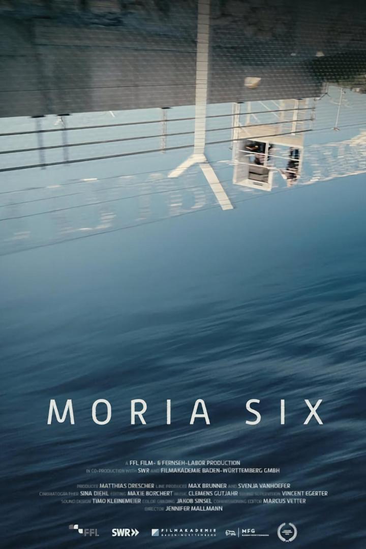Das Filmplakat für „Moria Six“ zeigt eine Spiegelung eines Gebäudes im Wasser.