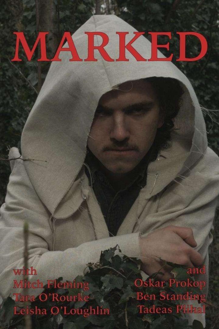 Ein Mann mit Kapuze, möglicherweise eine Filmszene aus „Marked“ mit Mitch Fleming und Oskar Prokop.