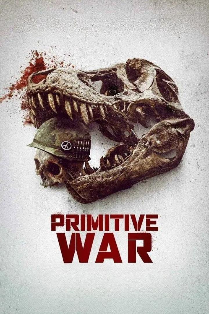 Das Filmplakat für „Primitive War“ zeigt einen Dinosaurierschädel über einem menschlichen Schädel mit Helm.