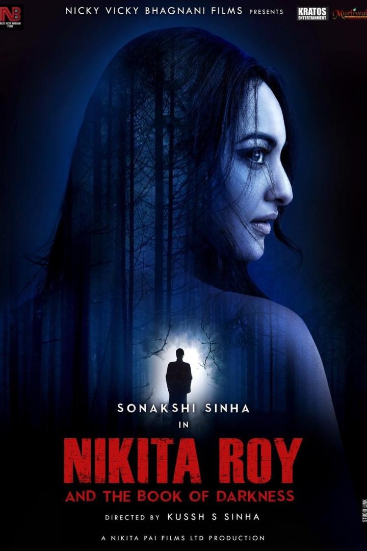 Das Filmplakat für „Nikita Roy and the Book of Darkness“ mit Sonakshi Sinha vor einem dunklen Wald.