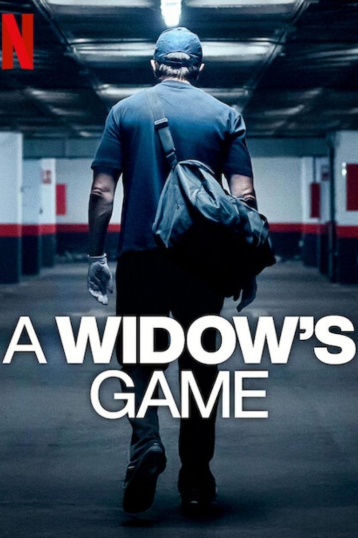 Ein Mann mit einer Tasche geht in „A Widow's Game“ in einer Tiefgarage.