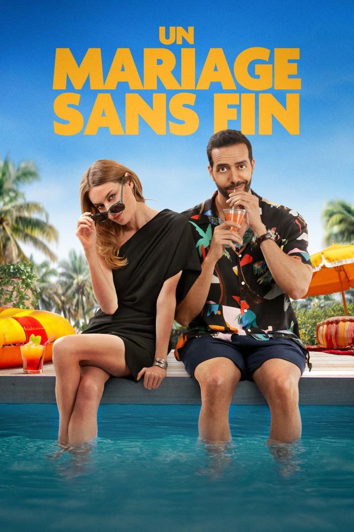 Ein Paar sitzt am Pool und trinkt Cocktails vor dem Hintergrund des Films „Un Mariage Sans Fin“.