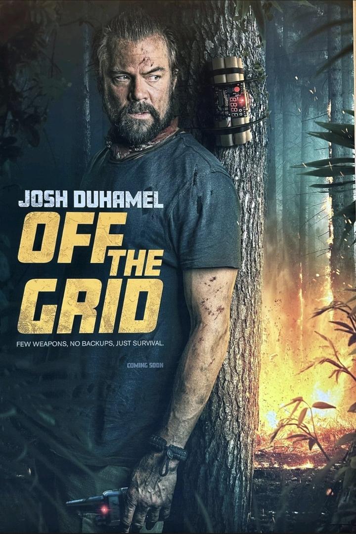 Das Filmplakat für „Off the Grid“ mit Josh Duhamel vor einem brennenden Wald und einer Bombe an einem Baum.