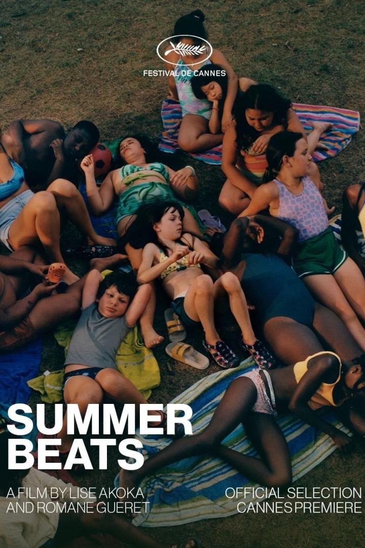 Das Filmplakat für „Summer Beats“ zeigt eine Gruppe Jugendlicher, die auf einer Wiese liegen.