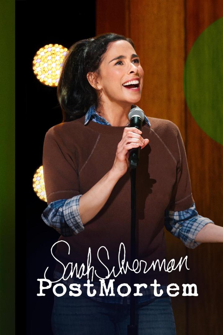 Sarah Silverman steht auf einer Bühne und hält ein Mikrofon für ihr Programm „Post Mortem“.