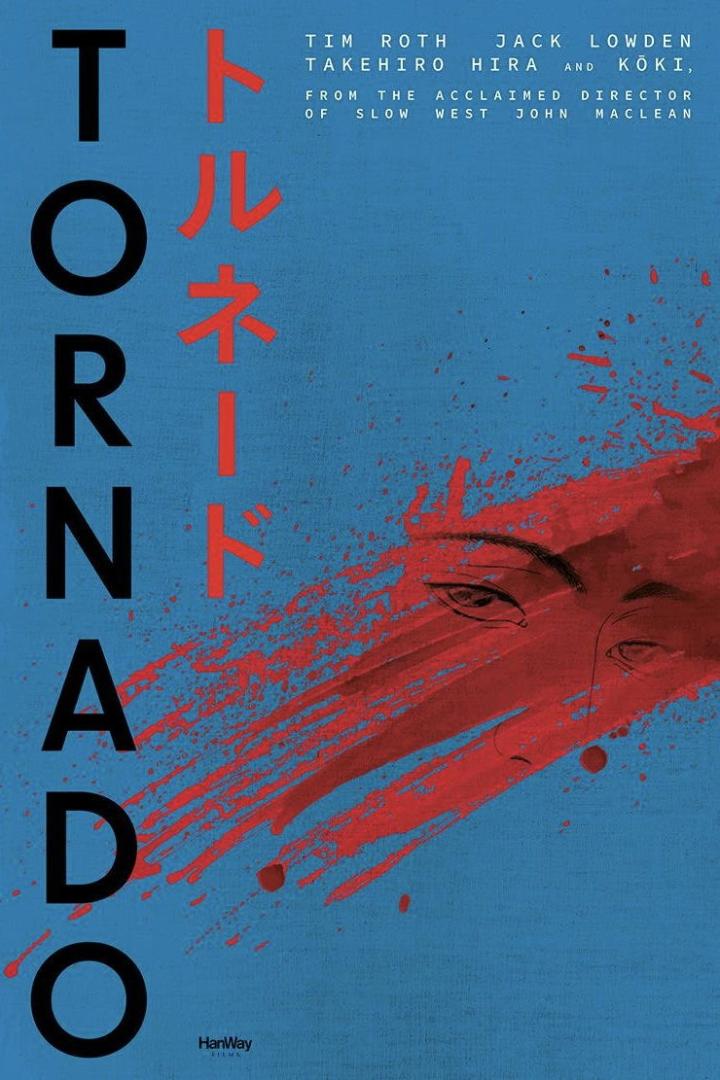 Das Filmplakat für „Tornado“ zeigt ein Gesicht mit roten Farbspritzern auf blauem Grund.