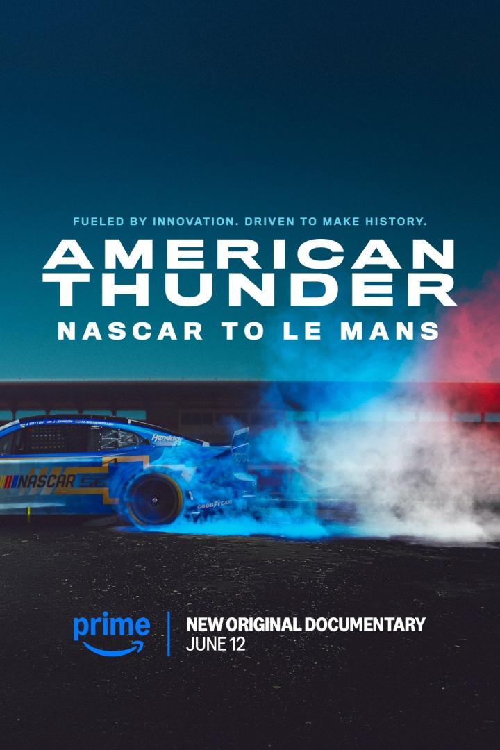 Das Filmplakat für „American Thunder: NASCAR to Le Mans“ zeigt ein blaues NASCAR-Auto mit qualmenden Reifen.