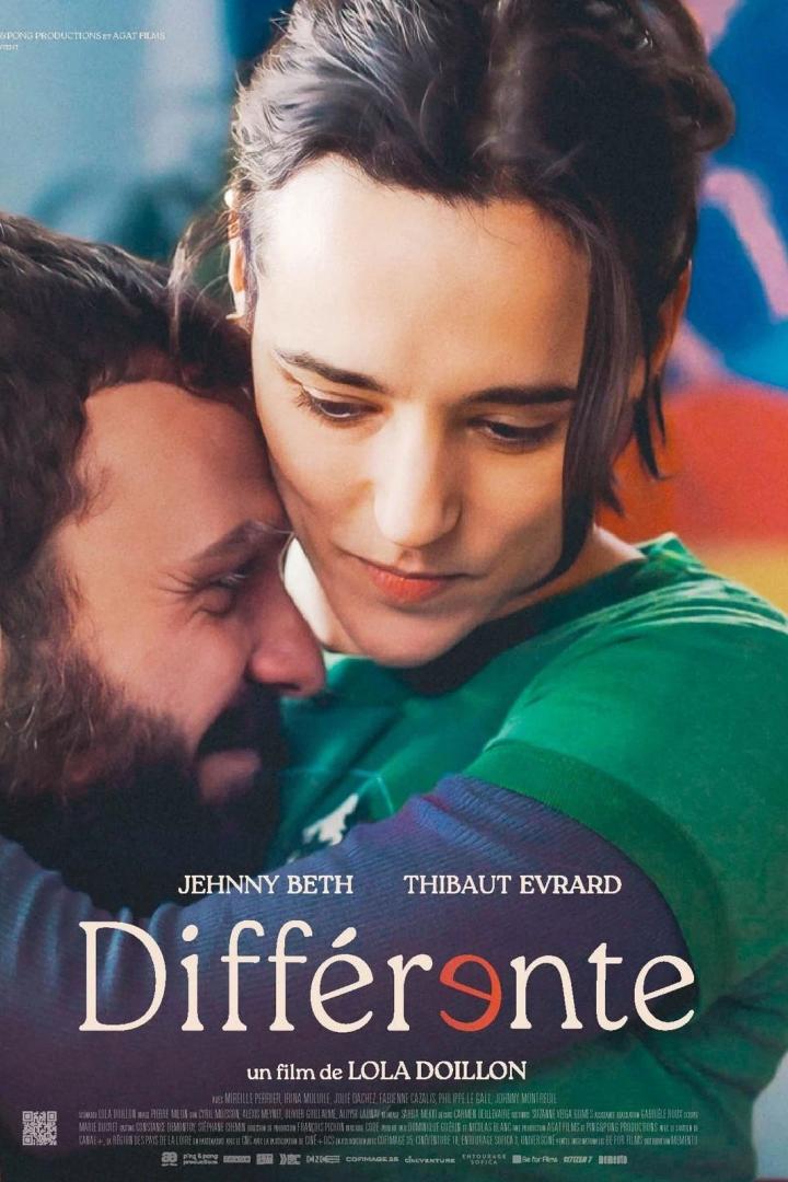 Das Filmplakat für „Différente“ zeigt Jehnny Beth und Thibaut Evrard in einer Umarmung.