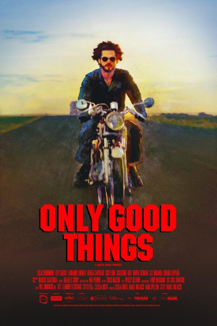 Ein Mann fährt auf einem Motorrad auf der Plakatwerbung für „Only Good Things“.