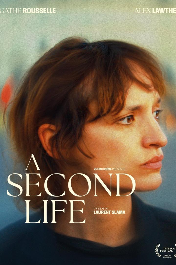 Das Filmplakat für „A Second Life“ mit Agathe Rousselle und Alex Lawther.