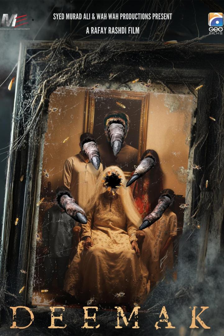 Das Filmplakat für „Deemak“ zeigt eine unheimliche Familienfotografie mit Insekten und fehlenden Gesichtern.