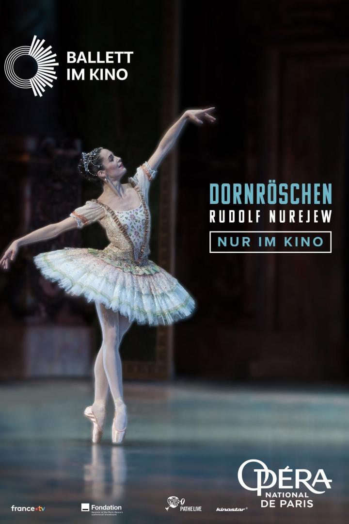 Eine Ballerina in einem weißen Tutu tanzt anmutig; Werbung für „Dornröschen“ im Kino.
