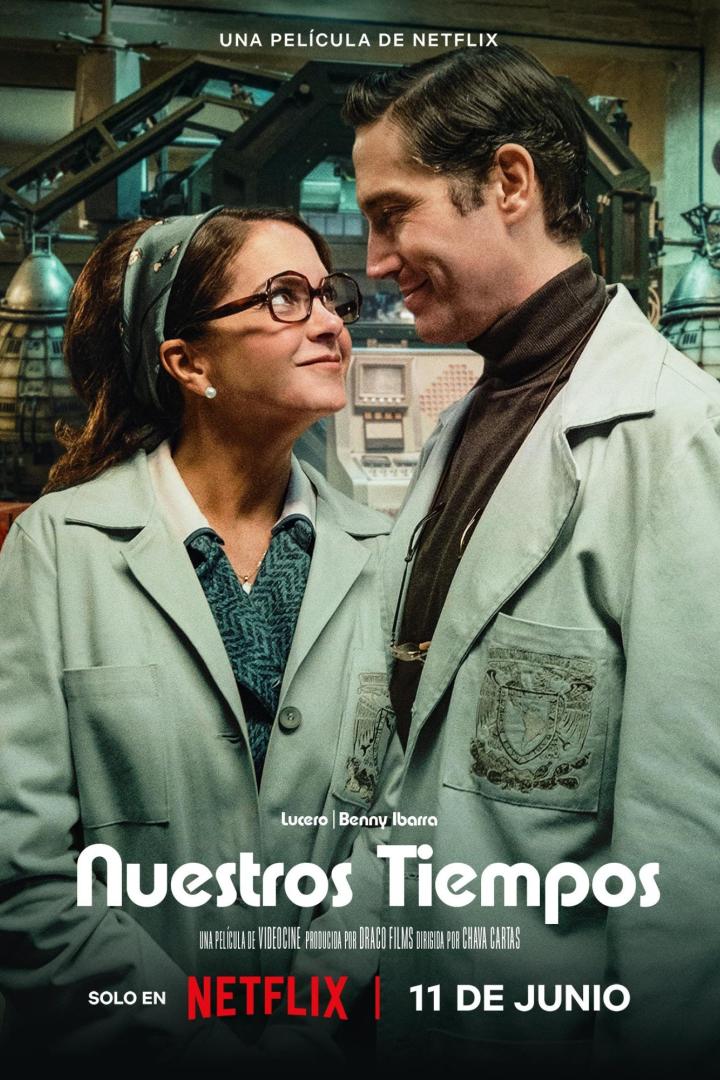 Das Filmplakat für „Nuestros Tiempos“ zeigt Lucero und Benny Ibarra in Laborkitteln.
