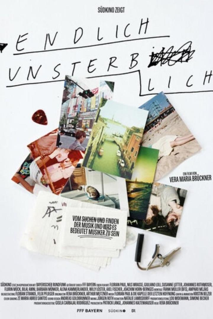 Das Filmplakat für „Endlich unsterblich“ zeigt Fotos, Notizen und den Titel des Films.