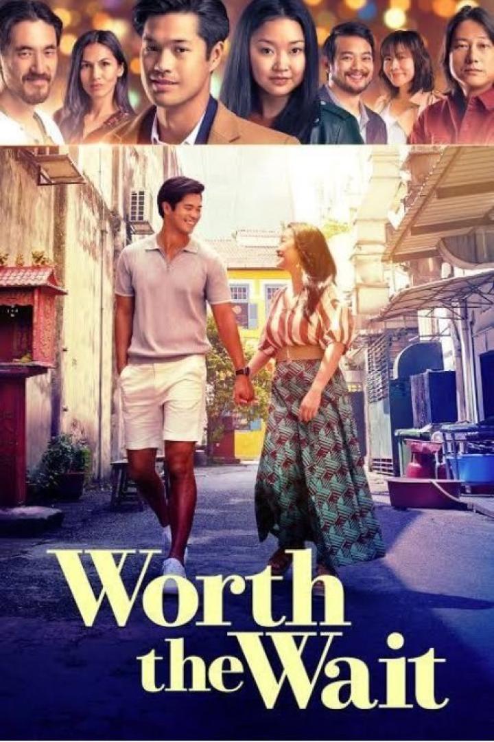 Ein Paar geht händchenhaltend eine Gasse entlang, im Hintergrund die Besetzung von „Worth the Wait“.