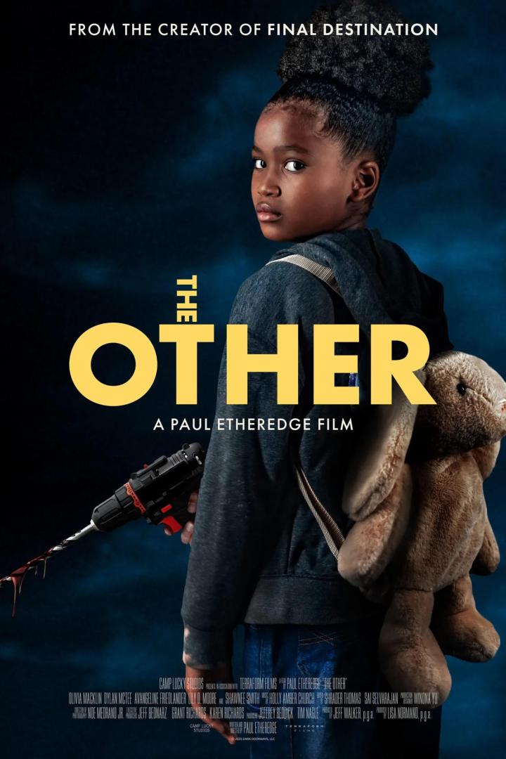 Das Filmplakat für „The Other“ zeigt ein Kind mit Bohrmaschine und Teddybär auf dem Rücken.