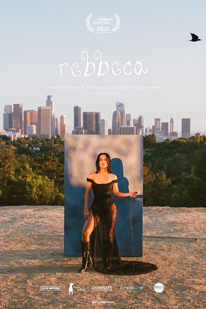 Das Filmplakat für „Rebbeca“ mit Becky G vor der Skyline von Los Angeles.