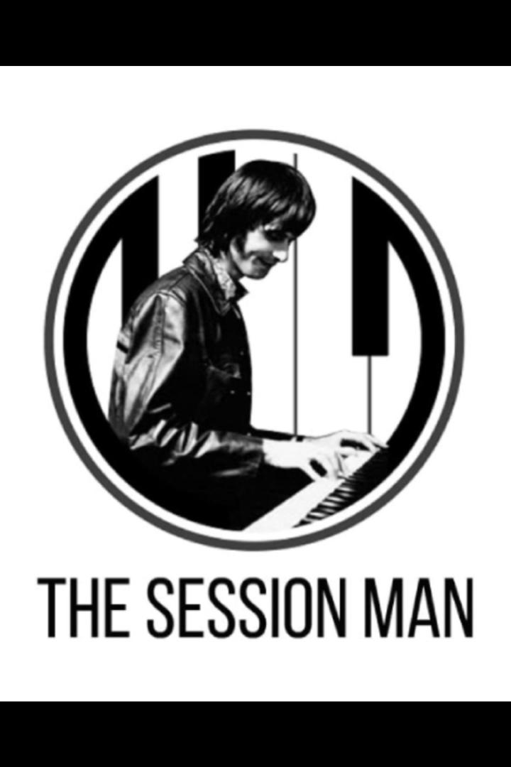 Schwarzweiß-Bild von „The Session Man“ beim Klavierspielen.