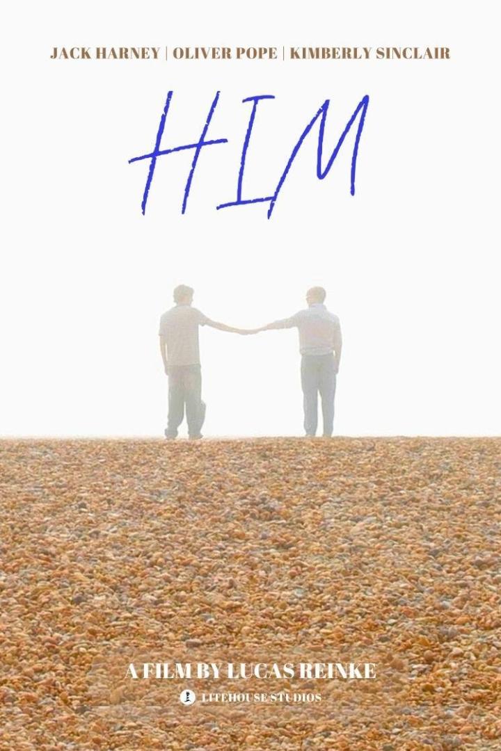 Das Filmplakat für „Him“ zeigt zwei Männer, die sich an einem Strand die Hände reichen.
