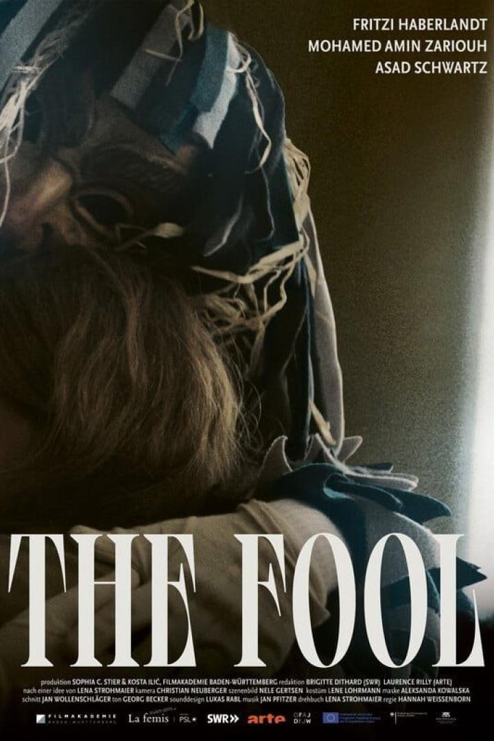 Das Filmplakat für „The Fool“ zeigt eine Person mit einer gestreiften Kopfbedeckung.