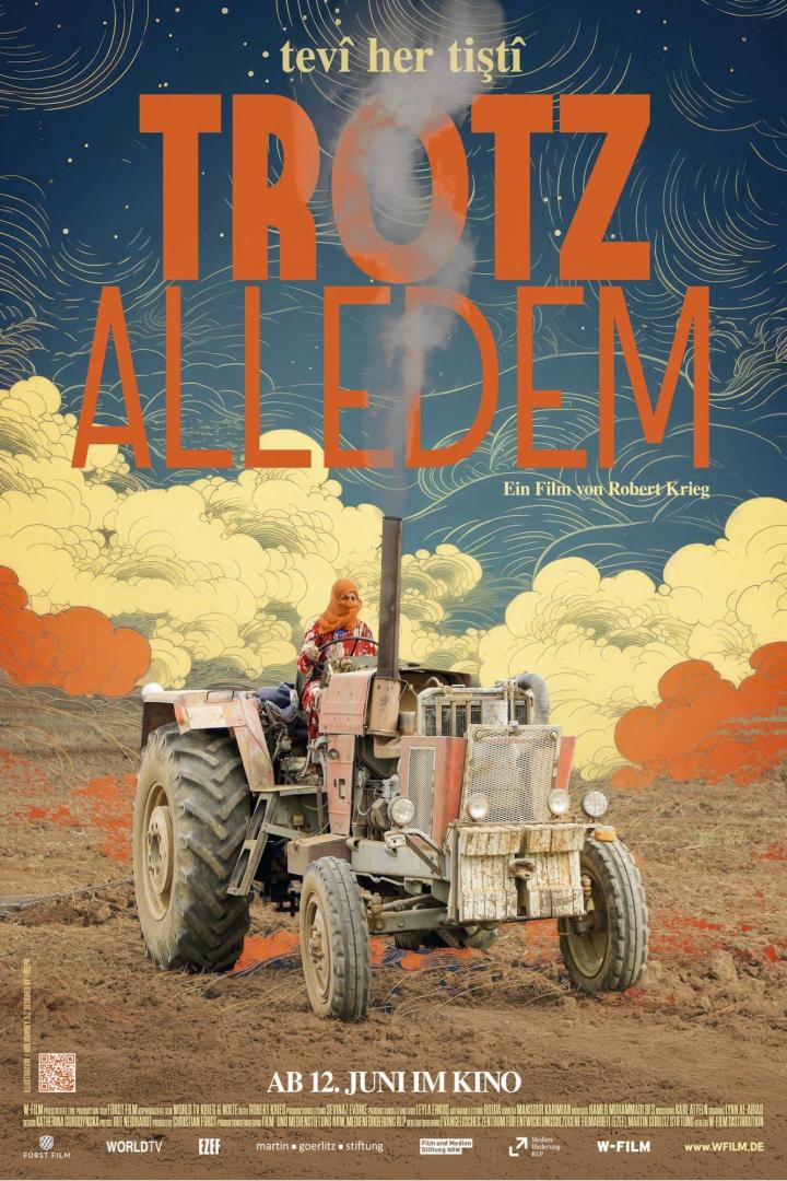Eine Frau mit Kopftuch fährt einen Traktor auf einem Feld. Plakat für den Film „Trotz Alledem“.