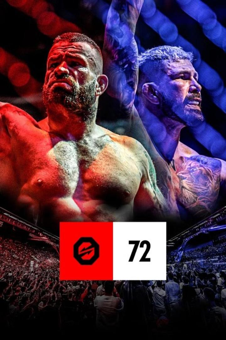 Zwei muskulöse Männer stehen vor einer jubelnden Menschenmenge, hervorgehoben in rotem und blauem Licht.