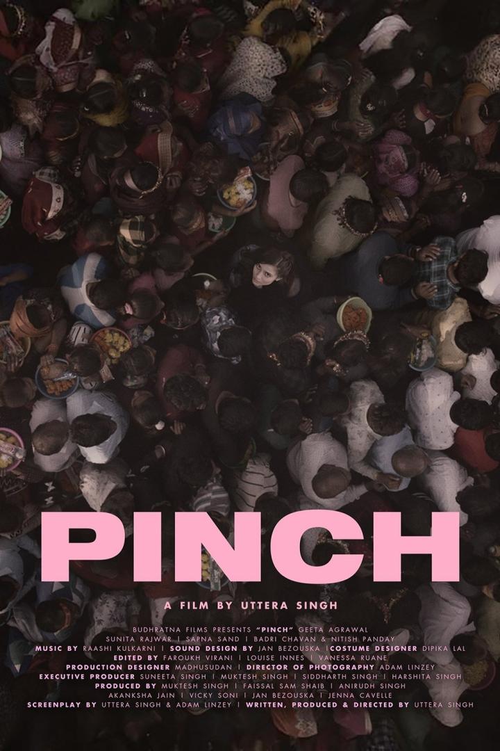 Das Filmplakat für „Pinch“ zeigt eine Frau, die inmitten einer Menschenmenge nach oben blickt.